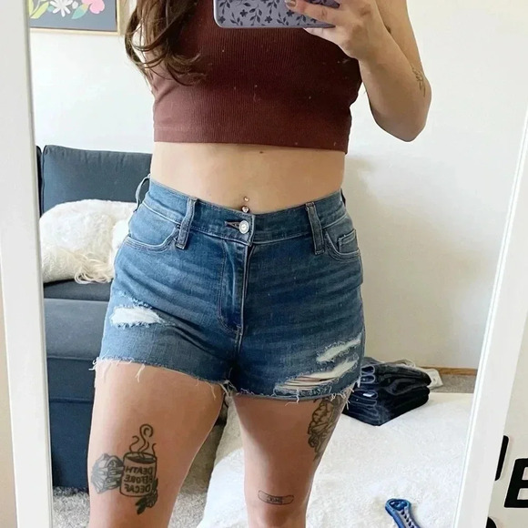 HOLLISTER | High Waist Distressed Shorts - US6 - Picture 2 of 6